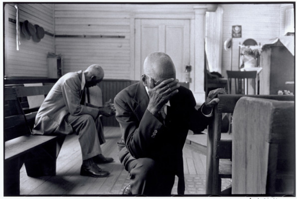 Men praying in church på Daufuskie Island af Constantine Manos