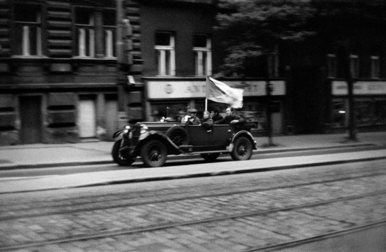 Prag under invasionen i 1968 fotograferet af Josef Koudelka