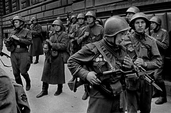 Prag under invasionen i 1968 fotograferet af Josef Koudelka