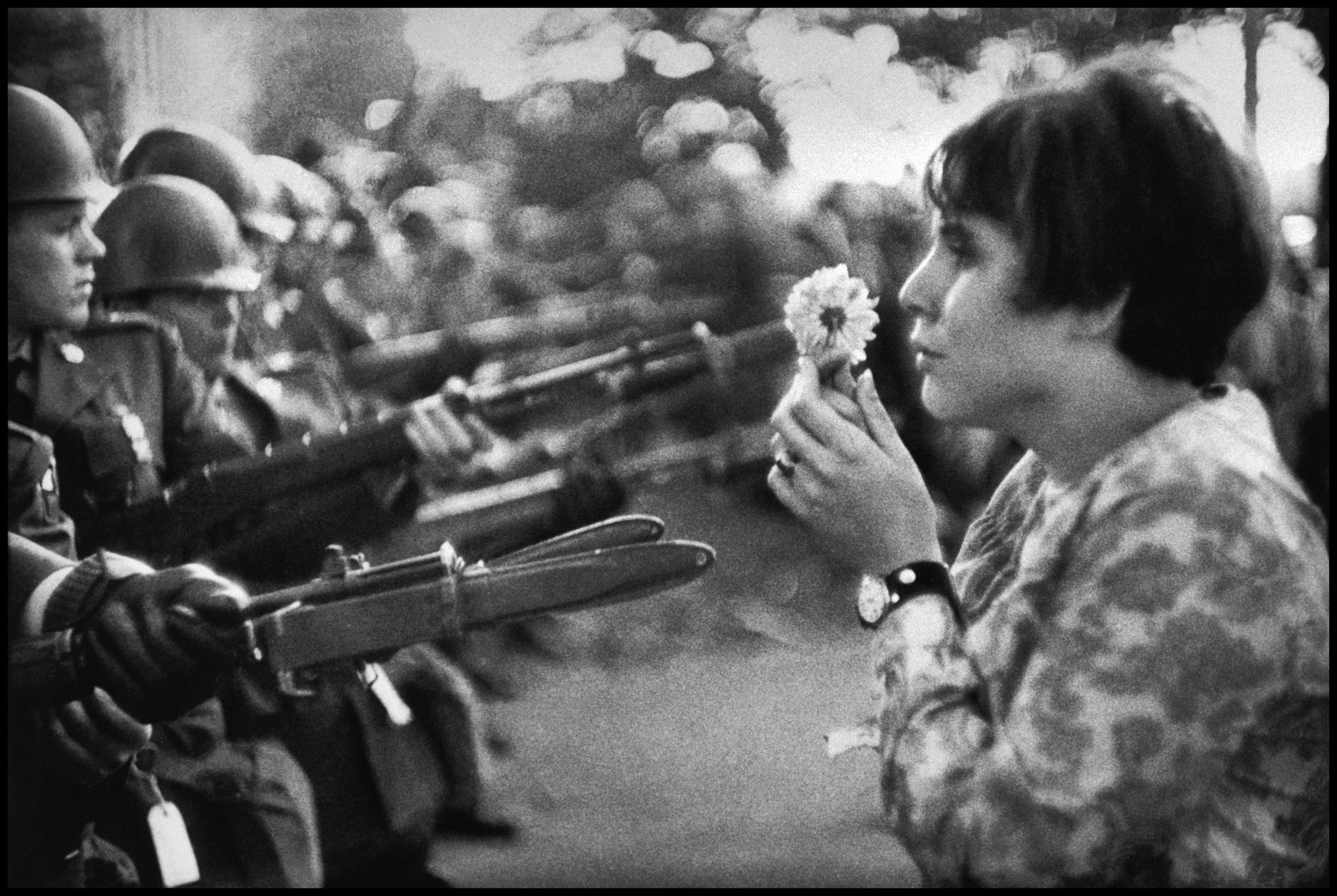 Make Love not War хиппи на груди