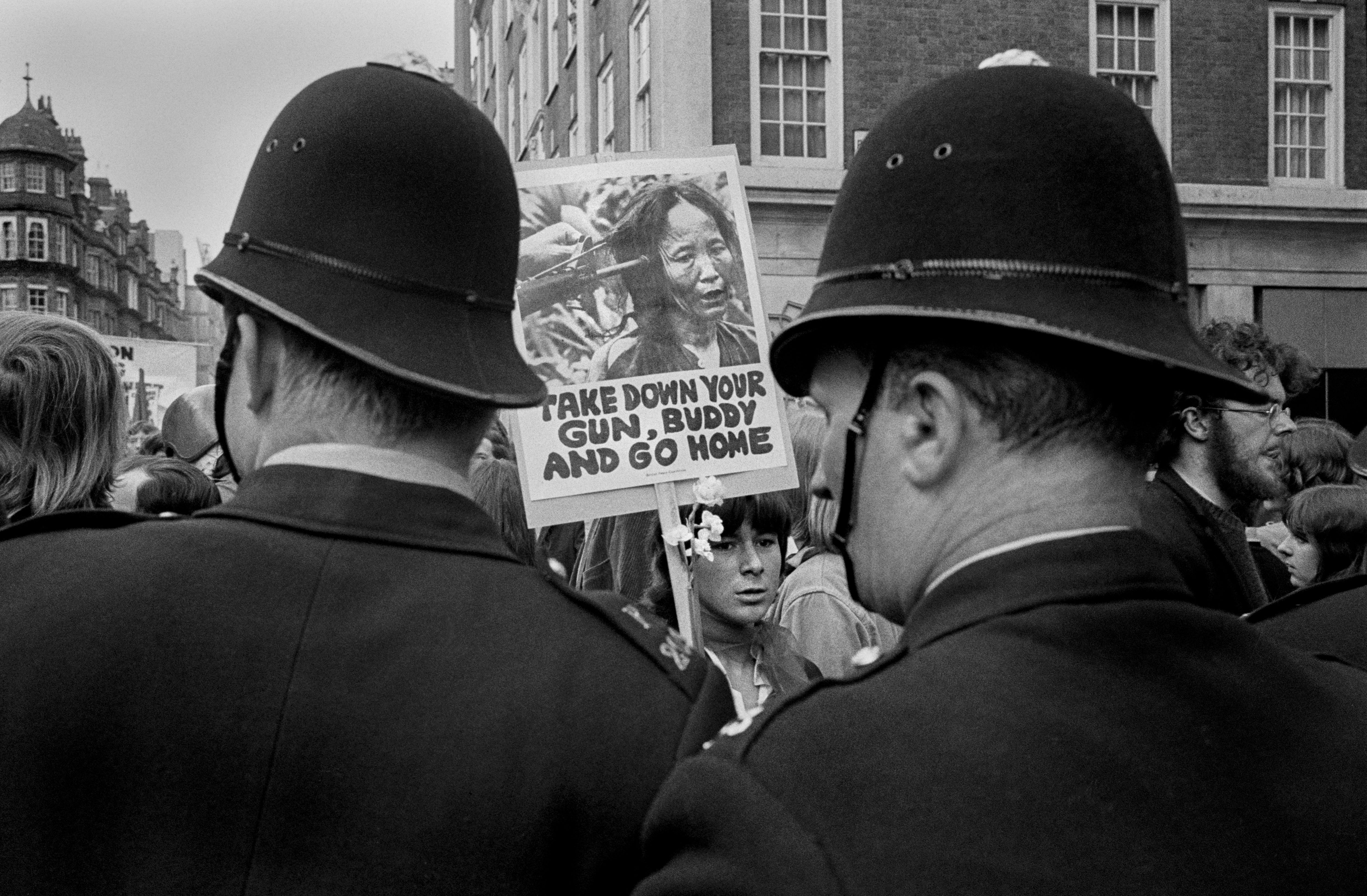 plakat Øl forene 50 Years On: The Anti-Vietnam War Protests in London • David Hurn • Magnum  Photos