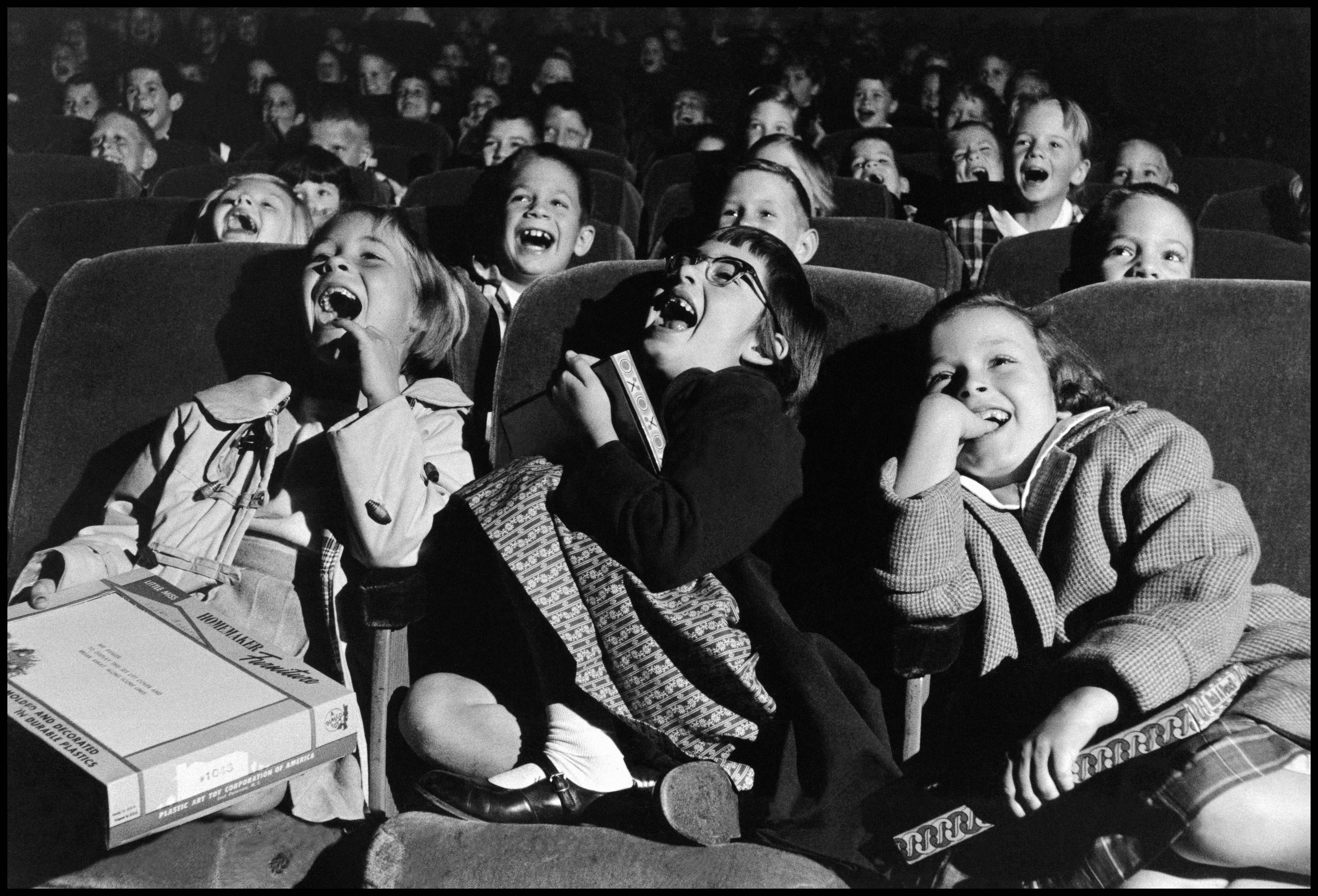 Дети в зрительном зале. Дети в кинотеатре смеются. Театр для детей. Зрители в кинотеатре. Зрители в театре СССР.